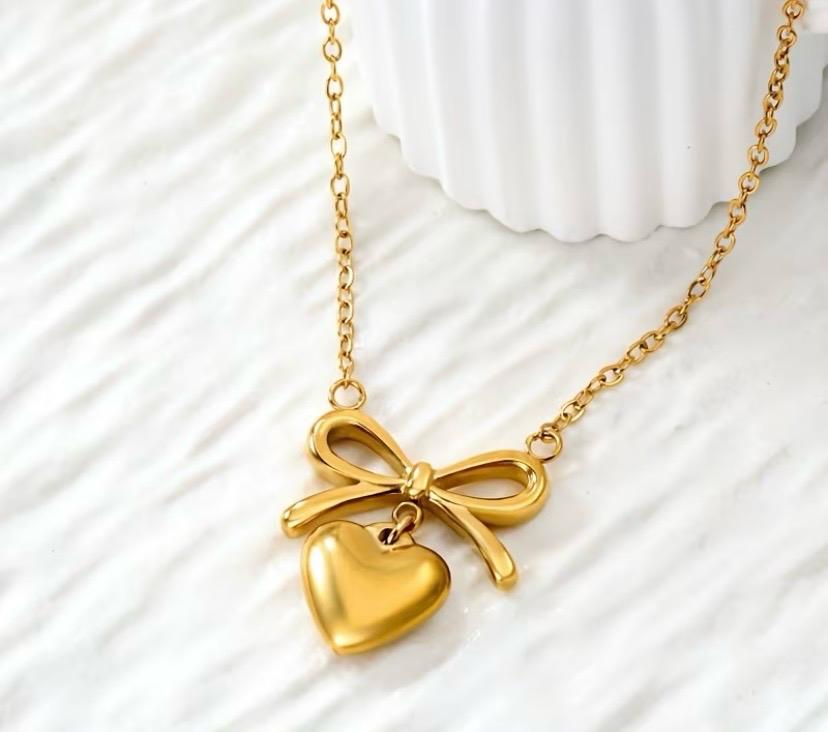 Amour Bow Heart Necklace – 18K Gold Plated
