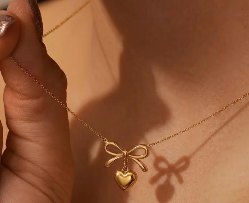 Amour Bow Heart Necklace – 18K Gold Plated