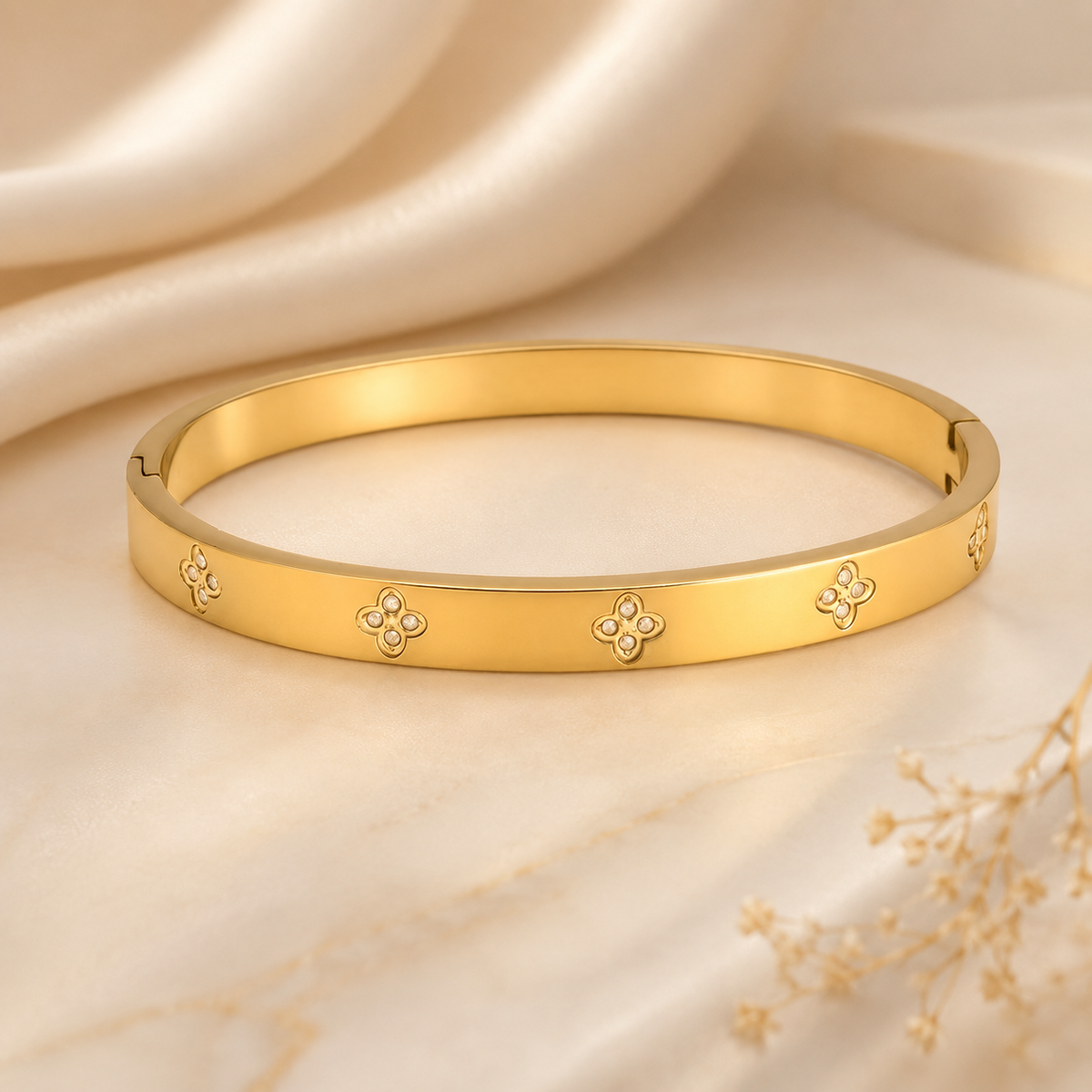 Luna Clover Gold Bracelet | Waterproof Jewellery Australia | Aurelia Co