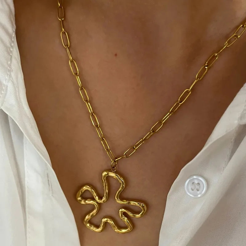 Exaggerated Star Shaped Pendant Necklace