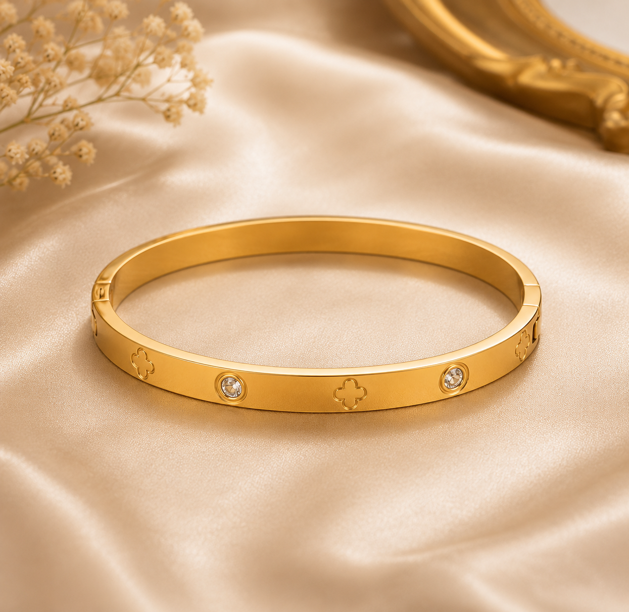 Clover Radiance Gold bracelet | Waterproof Bracelet | Aurelia Co.