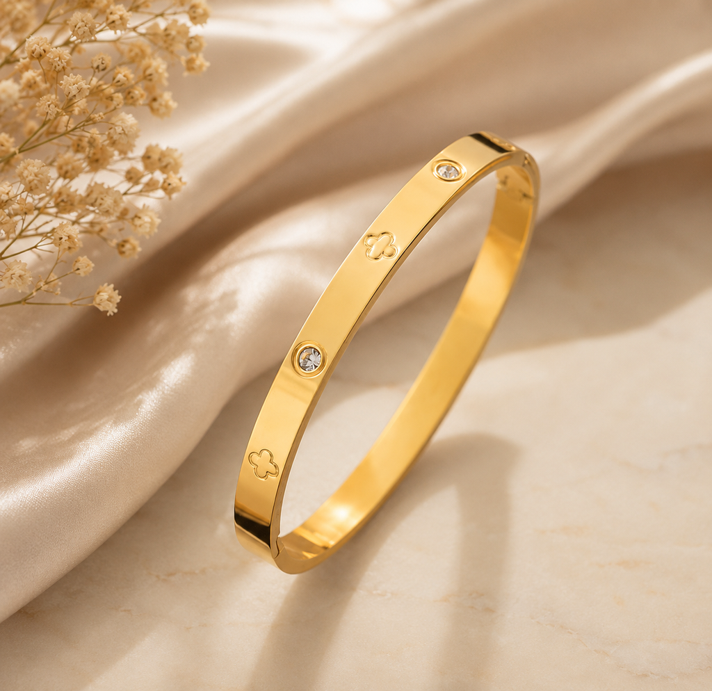 Clover Radiance Gold bracelet | Waterproof Bracelet | Aurelia Co.
