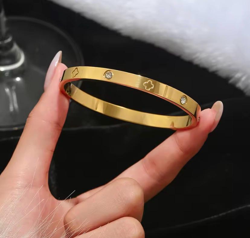 Clover Radiance Gold bracelet | Waterproof Bracelet | Aurelia Co.